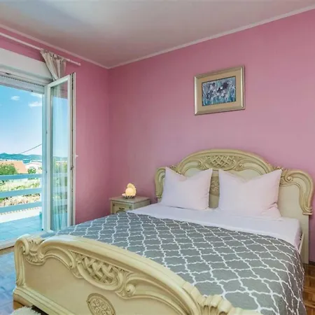 Annamaria Villa *